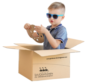 Enfant dans un carton