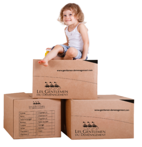 Enfant sur des cartons