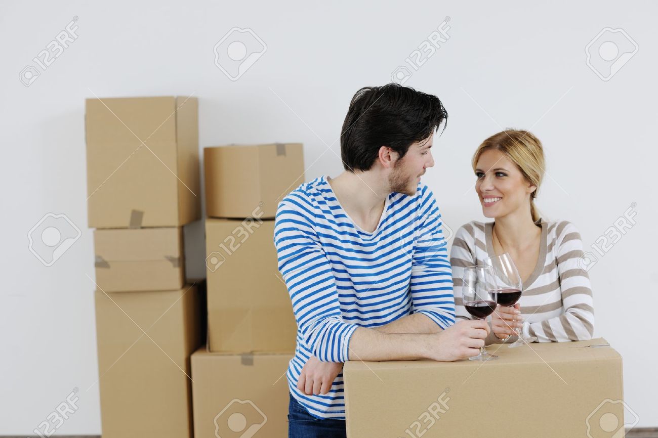 13710747-heureux-couple-de-jeunes-gens-se-d-pla-ant-dans-la-maison-de-nouvelle-Banque-dimages