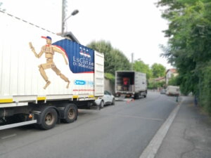 Camion stationné dans la rue