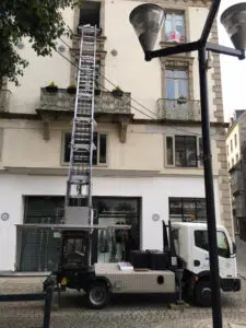 Photo d'un monte-meubles tracté installé sur la facade d'un immeuble