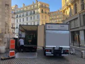 2 camionnettes de déménagement équipé de hayons élévateurs stationnés cote à cote pour charger du mobilier