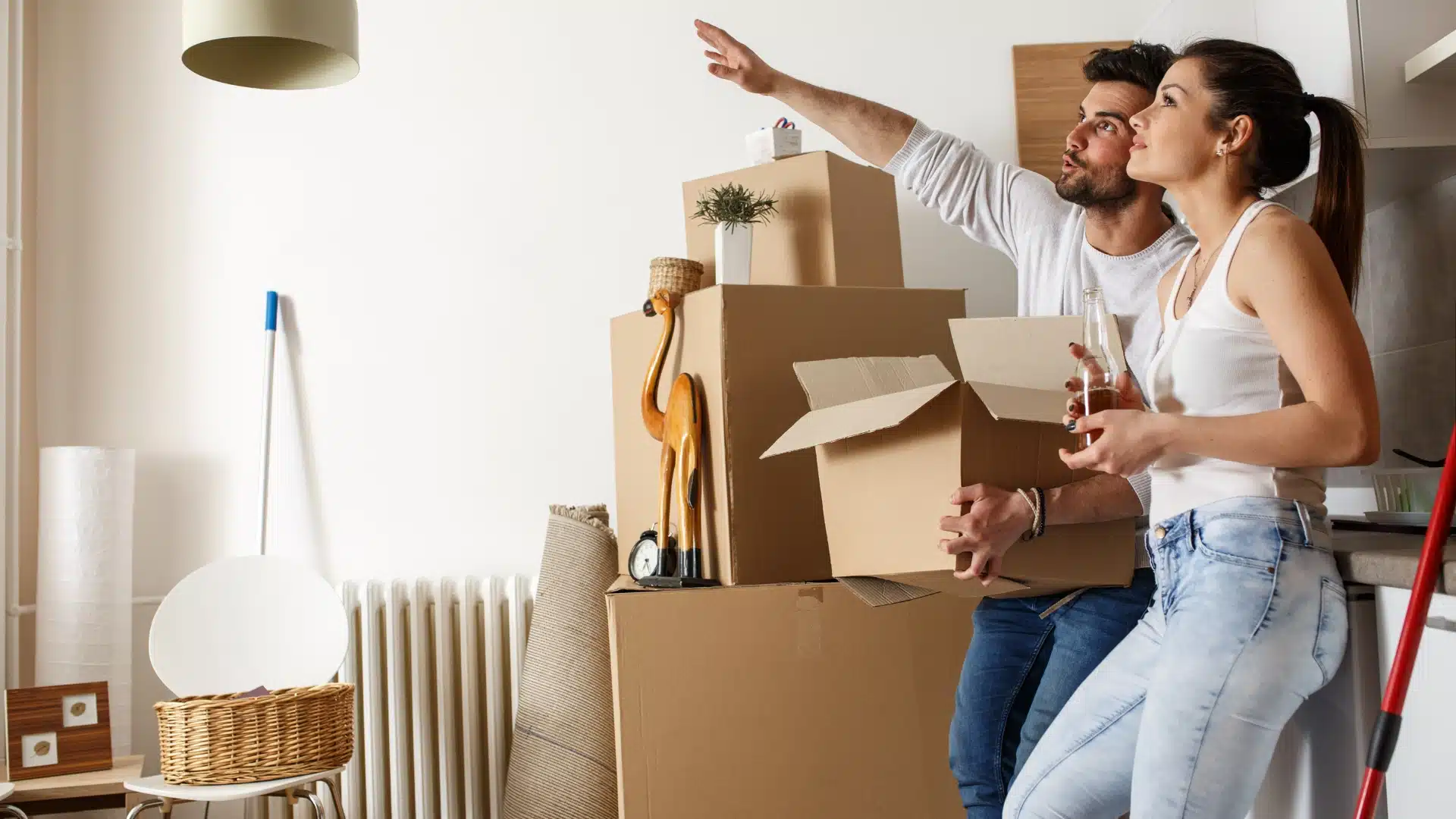 couple en train de déménager, au milieu des cartons de déménagement