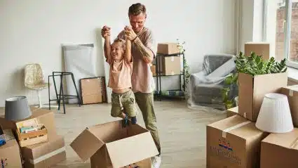 Père enfant déménagement carton